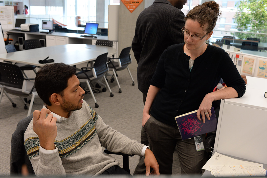 EMSE professor assisting doctoral student in research